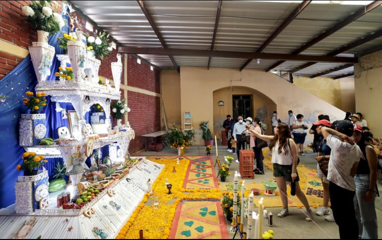 El Día de Muertos surgió como una combinación de los rituales religiosos católicos traídos por los españoles y la conmemoración que los indígenas realizaban desde los tiempos prehispánicos. EFE / H. Ríos