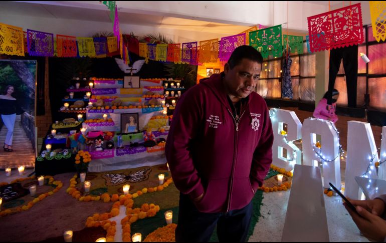 El señor Mario Escobar, padre de Debanhi, quien desapareció el 9 de abril, junto a un altar de Día de Muertos en memoria de su hija en la Escuela Secundaria Técnica N°110 Ludovico Meza, en Monterrey. EFE / M. Sierra