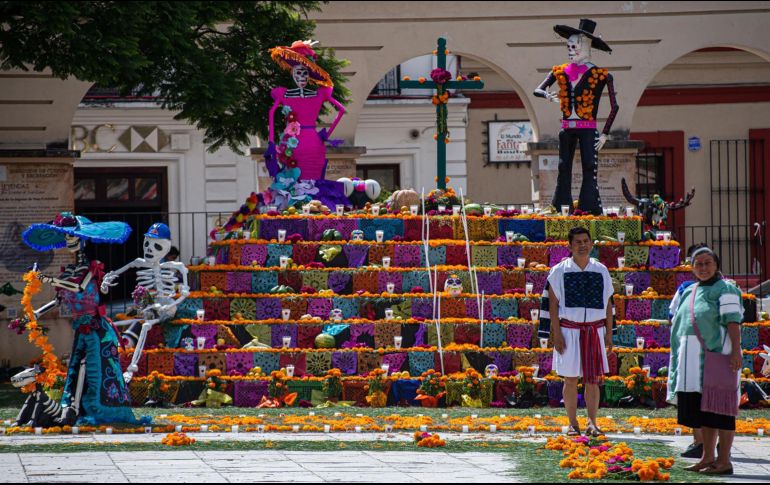 Indígenas montan guardia en un altar de muertos prehispánicos en la ciudad de San Cristóbal de las Casas, Chiapas. EFE / Carlos López