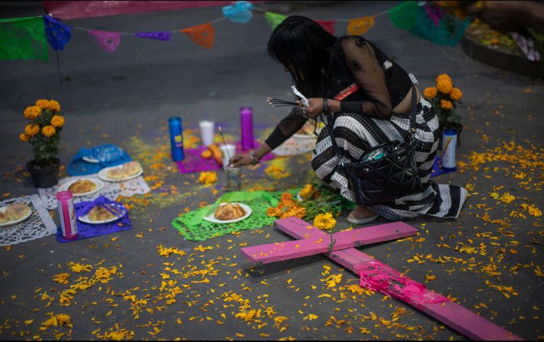 Trabajadoras sexuales colocan una ofrenda a sus compañeras fallecidas, en Ciudad de México. EFE / I. Esquivel