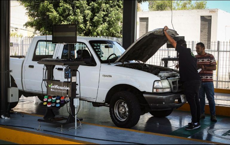 La verificación vehicular no tendrá incremento para el próximo año y se mantendrá en 500 pesos y 550 si se realiza fuera del calendario programado. EL INFORMADOR / ARCHIVO