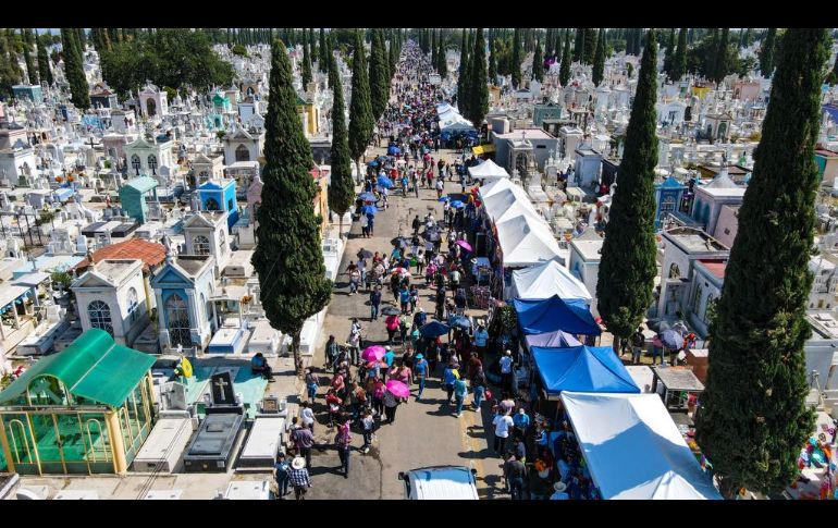 Poco a poco las lápidas viejas y llenas de polvo se vistieron de flores, adornos, botellas, comida y mucha alegría por parte de los visitantes. EL INFORMADOR/A. Navarro