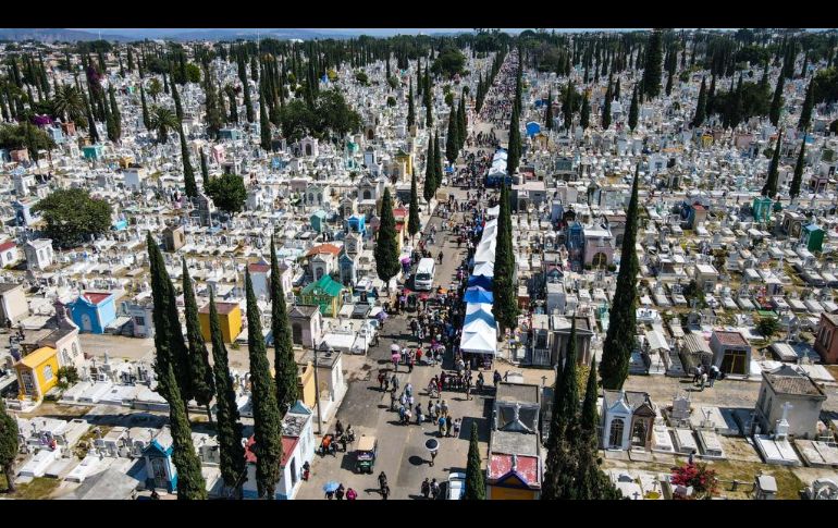 Poco a poco las lápidas viejas y llenas de polvo se vistieron de flores, adornos, botellas, comida y mucha alegría por parte de los visitantes. EL INFORMADOR/A. Navarro