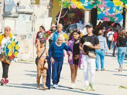 Las personas aprovecharon el Día de Muertos para acudir a los panteones. En Guadalajara, el Ayuntamiento registró la asistencia de 172 mil 619 visitantes en sus cinco cementerios. EL INFORMADOR/ A. Navarro