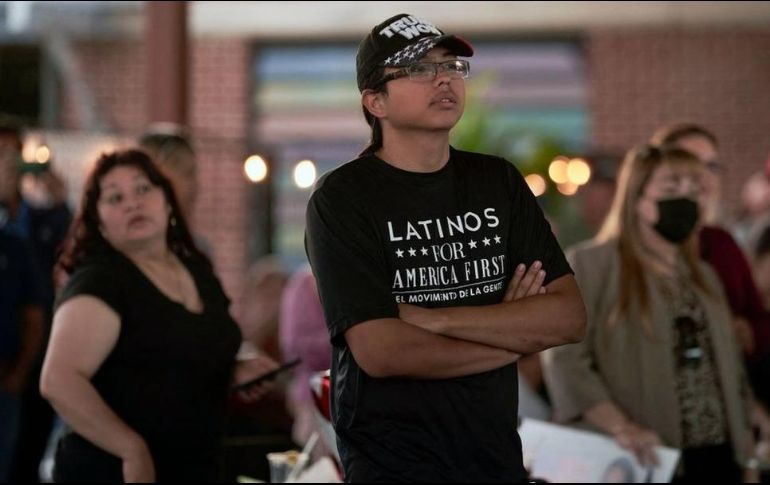 Un joven con una camiseta que dice 