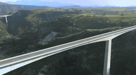 Se espera que la nueva carretera tenga un aforo de 15 mil autos diarios y mejore la conectividad, sobre todo con el puerto de Manzanillo. YOUTUBE / Gobierno de México