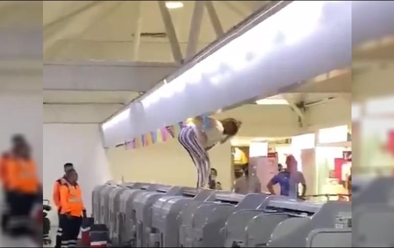 Usuarios en redes sociales condenaron los hechos, y sobre todo, la tardanza para que elementos de seguridad del AICM actuaran y pusieran la situación bajo control. TWITTER / @xime_garmendia