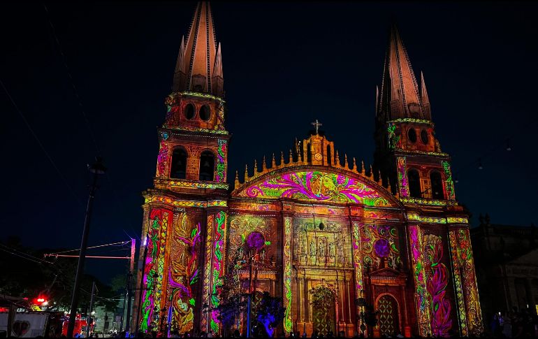 A las 19:45 horas se proyectó la historia de Guadalajara en la fachada de la Catedral Metropolitana. EL INFORMADOR/ A. NAVARRO