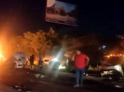 En videos que circulan en redes sociales se observan varios vehículos accidentados y al menos uno en llamas. ESPECIAL/CAPTURA DE VIDEO