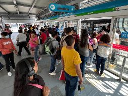 Uno de los motivos que han provocado que baje la calificación de los usuarios al servicio que ofrece el Macrobús es la saturación de las unidades. EL INFORMADOR/A. Camacho