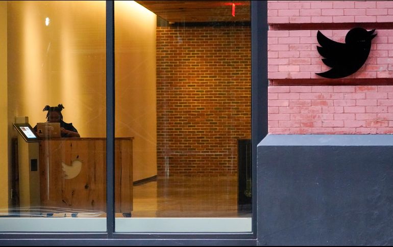 El nuevo propietario de Twitter, el multimillonario Elon Musk, ordena el cierre de las oficinas de la compañía, cuando se dispone a comunicar el alcance de los despidos masivos. AP / M. Altaffer