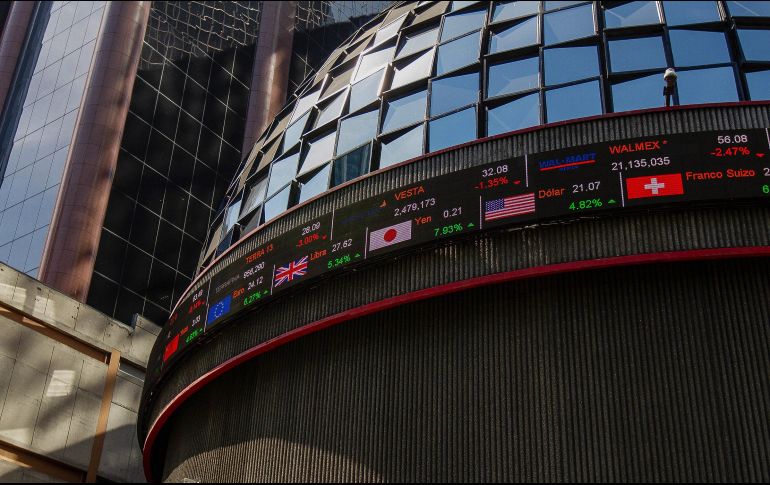 En la sesión, el peso se depreció un 0.32% frente al dólar, al cotizar a 18.9 unidades por billete verde, luego de valuarse en 18.6 en la jornada previa, según datos del Banco de México. EFE / ARCHIVO