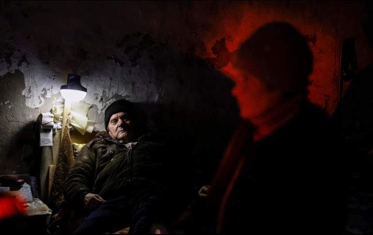 Olga, de 72 años, y su marido Victor escondidos en el sotano de su casa cerca del frente en la región de Jersón. EFE / H. Hanschke