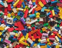 Los juegues LEGO están recomendados para niños mayores de 4 años y se incluyen 790 piezas de plástico en 33 colores diferentes. ESPECIAL / Foto de Xavi Cabrera en Unsplash