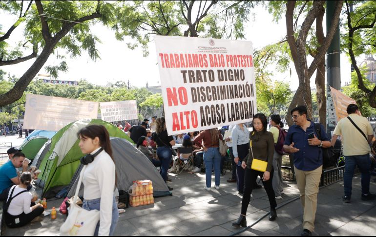 Extrabajadores del Consejo de la Judicatura del Estado de Jalisco realizaron un plantón al frente del Congreso del Estado en la espera de que el gobernador les conceda una reunión. EL INFORMADOR / C. Zepeda