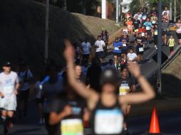 En la rama varonil, el puesto de honor le correspondió a Edwin Kibet, de Kenia, quien fue el primero en cruzar la meta al cronometrar un tiempo extraoficial de 2:10.19. EL INFORMADOR / C. Zepeda