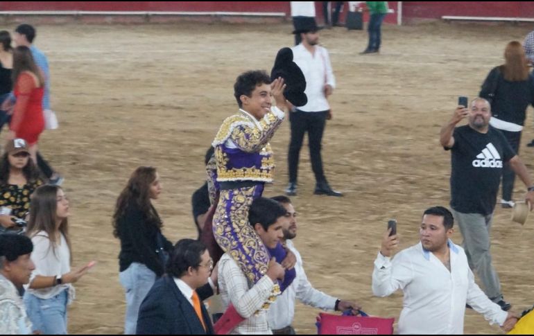 Leo Valadez salió a hombros tras cortarle las dos orejas a su primer toro. ESPECIAL
