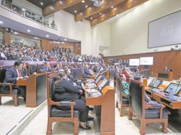 El mensaje del gobernador fue interrumpido constantemente por los reclamos de algunos invitados. EL INFORMADOR/ C. Zepeda