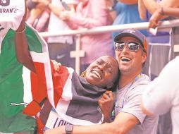 Sharon Lokedi (izq.) ganó el primer maratón que corre en su vida. AP/ J. Decrow