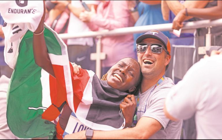 Sharon Lokedi (izq.) ganó el primer maratón que corre en su vida. AP/ J. Decrow