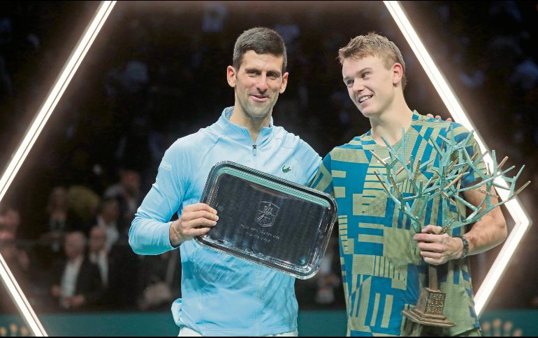 El serbio (izq.) felicitó al joven danés por su triunfo. EFE