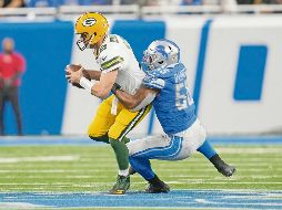 Aaron Rodgers (izq.) se vio como pocas veces en su carrera. AFP