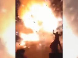 En las calles se encendió una pila de fuegos artificiales que explotaron, rociando chispas y causando explosiones sobre las personas que estaban cerca del lugar. TWITTER