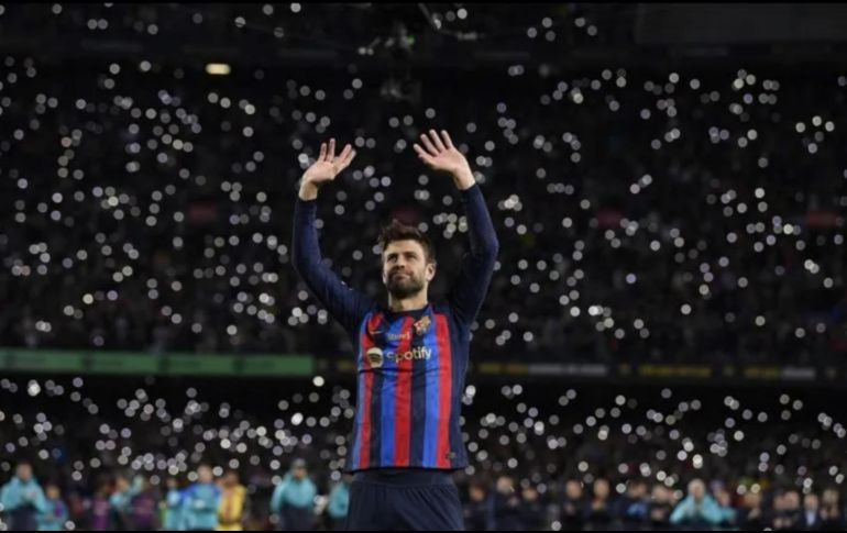 El exfutbolista español llamó la atención de los asistentes luego de que, tras finalizar su partido de despedida, se acercara a la joven y diera un beso para cerrar su etapa como jugador culé. AFP/ ARCHIVO