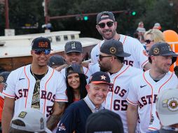 Tras superar a los Seattle Mariners, a los New York Yankees y finalmente a los Phillies, Mattress Mack (de azul) festejó el segundo campeonato en la historia de los Astros y además, rompió un récord. AP / D. J. Phillip