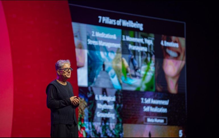 Deepak Chopra, uno de los autores más destacados en el campo del bienestar. Cortesía SIBF 2022
