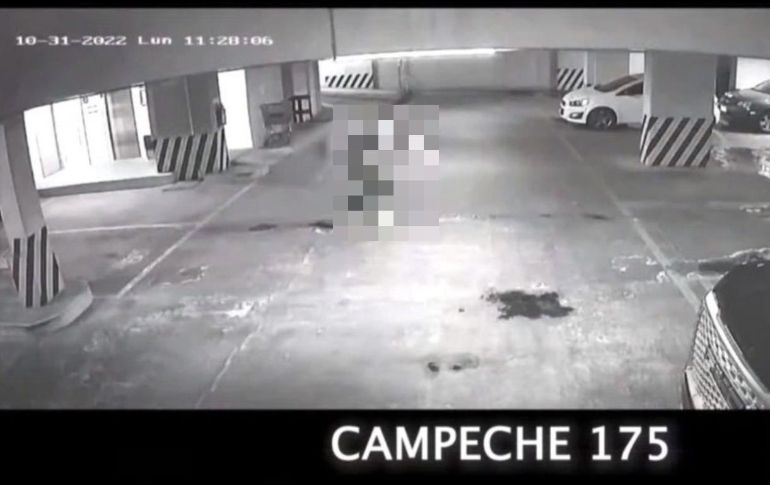 En las imágenes difundidas por Sheinbaum se observa a un sujeto cargar el cuerpo ya sin vida de la joven Ariadna, identificado como Rautel 