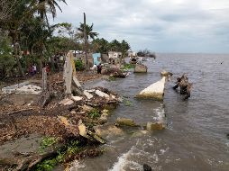 El desastre se aprecia sobre unos 500 metros de la línea costera, donde el mar se tragó la única calle que tenían y 30 viviendas en ruinas. EFE/M. López