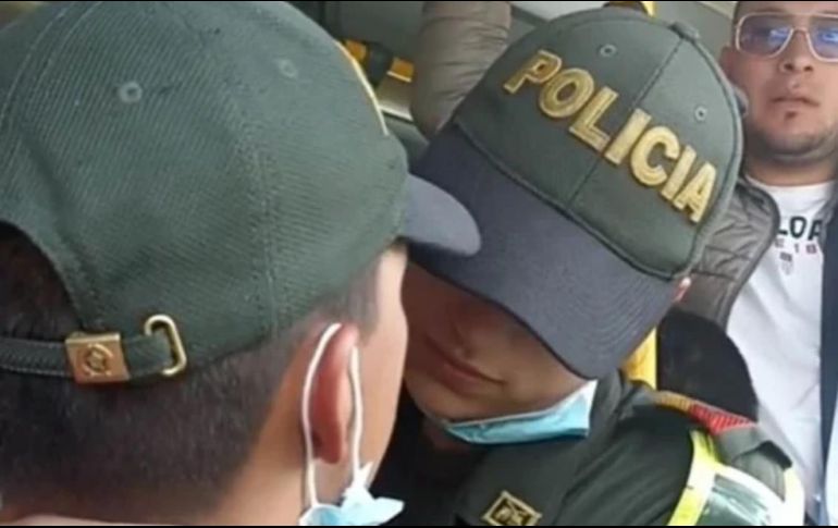 La escena fue captada en pleno trasporte público y los usuarios no dudaron en hacerla viral. ESPECIAL