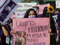 Amigos y familiares de Ariadna Fernanda López marcharon esta tarde de lunes del Monumento a la Revolución a la Fiscalía de la Ciudad de México para exigir justicia por su feminicidio. SUN/F. Rojas