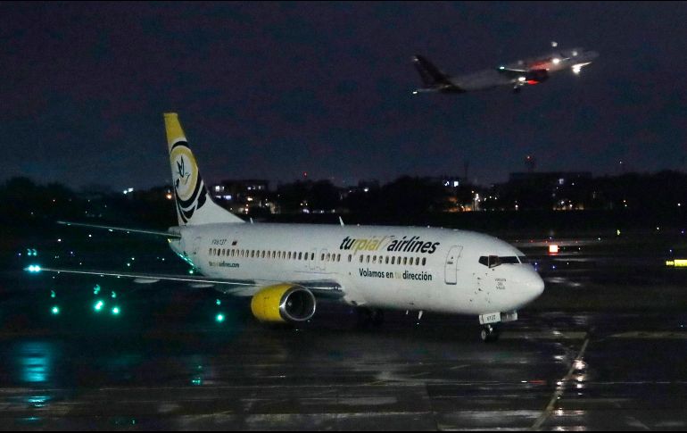 El avión del vuelo 8820 de la aerolínea Turpial llega al Aeropuerto El Dorado procedente de Caracas, hoy, en Bogotá. EFE/C. Ortega