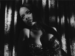 Dos fotos a color en las que Rihanna aparece en una cama, se llevaron los halagos de los cibernautas, quienes reafirman que Rihanna es 