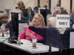 Una junta de adjudicación revisa las boletas en el Centro de Elecciones y Tabulación del Condado de Maricopa el 8 de noviembre de 2022 en Phoenix, Arizona. AFP/J. Moore