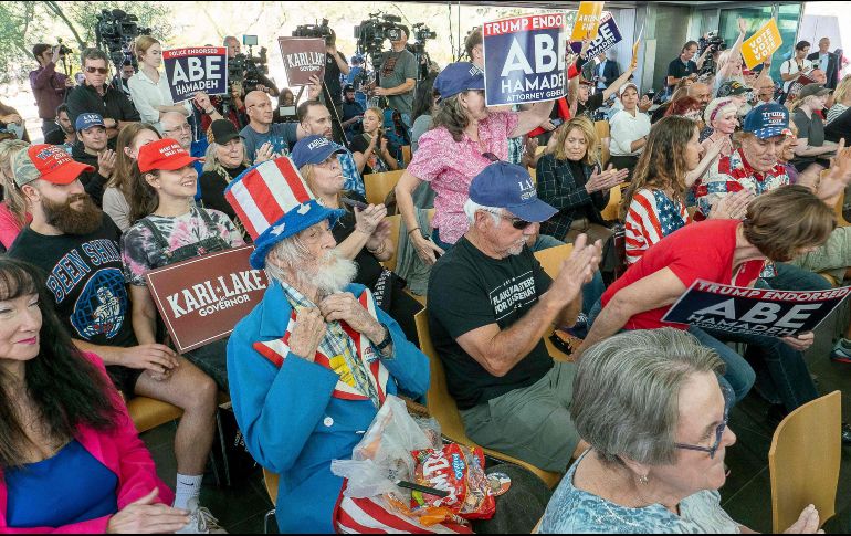 Votantes, incluso disfrazados como “El Tío Sam”, acudieron a las urnas ayer en suelo norteamericano. AFP