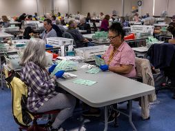 Conteo de votos en Maricopa, Arizona, el segundo mayor distrito electoral en EU. AFP/J. Moore