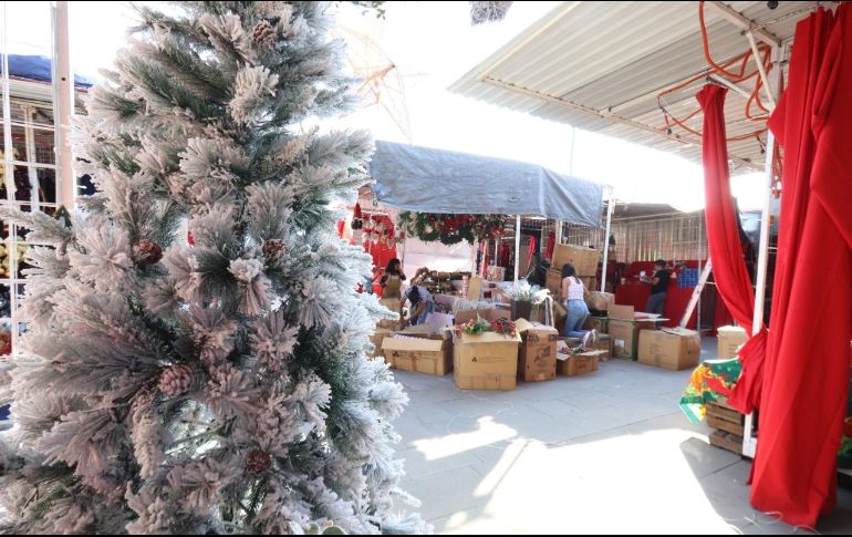 El tianguis navideño se ubica en la explanada del Parque El Refugio, esto es, al cruce de Calzada Federalismo y calle Herrera y Cairo. ESPECIAL 