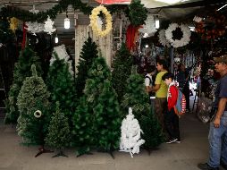 El tianguis navideño de El Refugio se ubica al cruce de avenida Federalismo y Herrera y Cairo. Es uno de los principales sitios en los cuales los habitantes consiguen artículos para adornar sus hogares. EL INFORMADOR/C. Zepeda