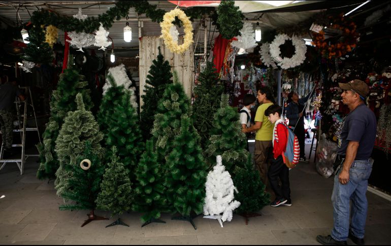 El tianguis navideño de El Refugio se ubica al cruce de avenida Federalismo y Herrera y Cairo. Es uno de los principales sitios en los cuales los habitantes consiguen artículos para adornar sus hogares. EL INFORMADOR/C. Zepeda