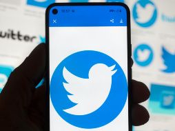 Durante la noche de ayer jueves, la marca gris de Twitter volvió a aparecer, al menos en algunas cuentas, incluyendo de grandes compañías. AP / ARCHIVO