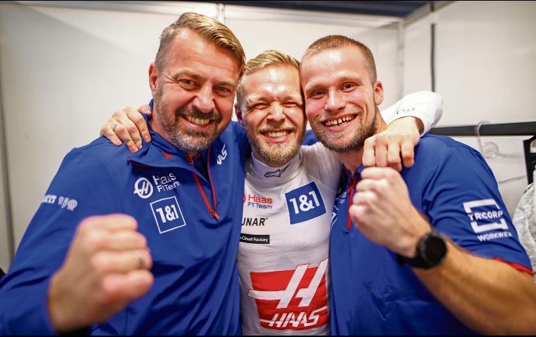 El equipo y Kevin Magnussen (centro) aprovecharon a la perfección las condiciones en pista. ESPECIAL/Haas F1 Team