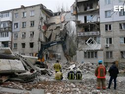 Unidades de rescate de Ucrania limpian los escombros de un edificio dañado por bombardeos rusos el viernes 11 de noviembre. EFE / STR