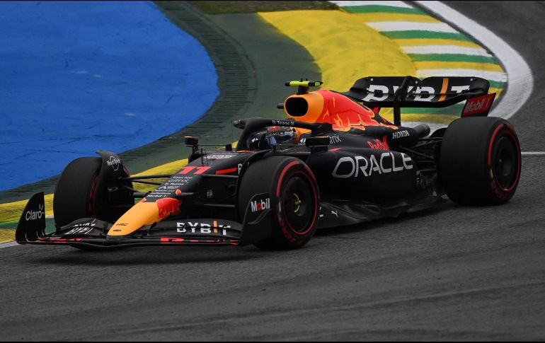Checo Pérez y el resto de los pilotos regresarán disputarán más tarde la carrera sprint. AFP / E. Sa