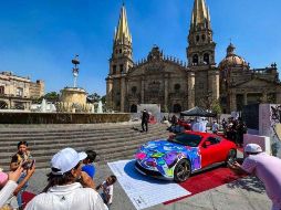 Tapatíos acudieron a la plaza Guadalajara en la espera de poder presenciar los autos intervenidos la noche del pasado viernes en la inauguración de la exhibición. EL INFORMADOR / A. Navarro