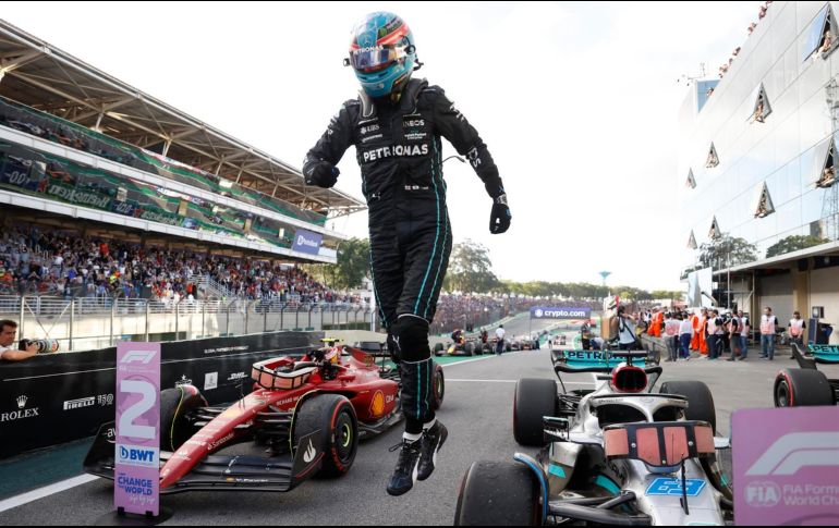 Este sábado la escudería británica Mercedes festeja por el triunfo de George Russell en la Carrera Sprint del Gran Premio de Brasil. EFE / F. Bizerra