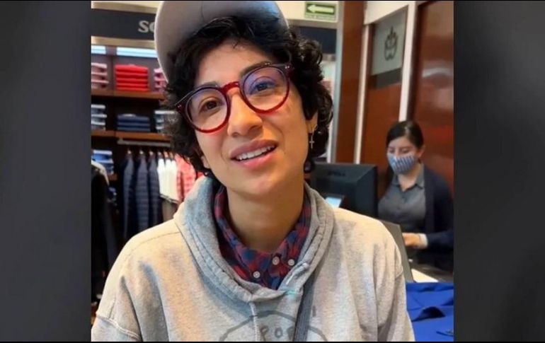 La cantante confesó sentirse liberada tras comprar un traje azul, corbata roja y un moño negro, además de un bóxer. ESPECIAL/CAPTURA DE VIDEO