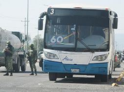 Soldados del Ejercito Mexicano y de la Guardia Nacional vigilan el lugar de los hechos donde quemaron varios autos en Celaya. EFE/L. Ramírez